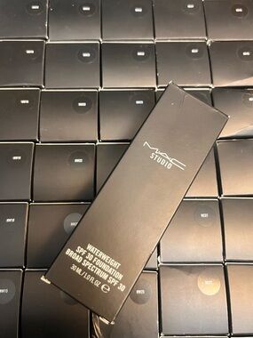 New Mac Studio Waterweight SPF30 Foundation Sheer Coverage Brand New in Box